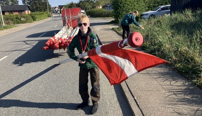 Benjamin er frisk og hurtig med flaget i Tversted. Foto: Palle W. Nielsen