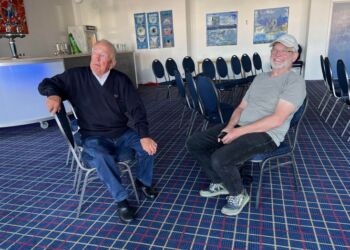 Knud Hjermitslev og Jan Rasmussen før filmforevisningen torsdag, som gentages to gange fredag på Hotel Hirtshals. Foto: Niels Skipper.
