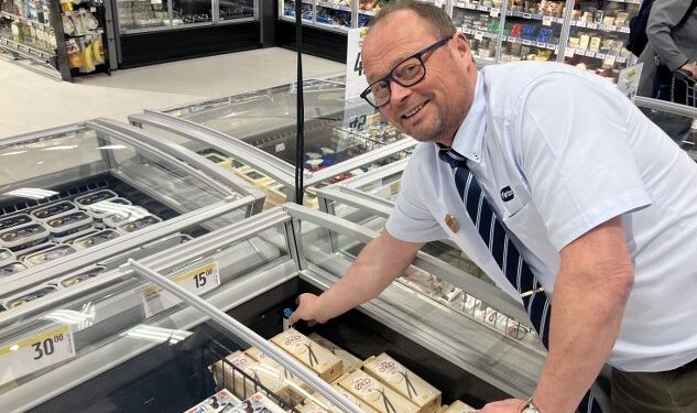 Varehus Morten Kjær ved en af de mange fritstående kølere med ThermITs smarte digitale temperaturovervågning. Foto. Palle W. Nielsen