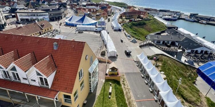 Udsnit af Naturmødets mange stande set onsdag fra toppen af Hotel Hirtshals. Foto: Niels Skipper.
