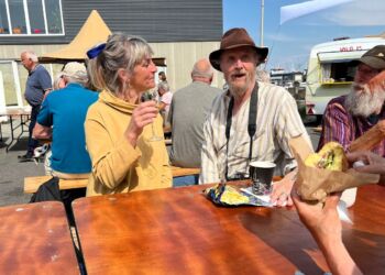 Keramiker Vibe Falkenberg i festligt selskab med Henrik Woodpek ved Marina Cantina. Foto: Niels Skipper.