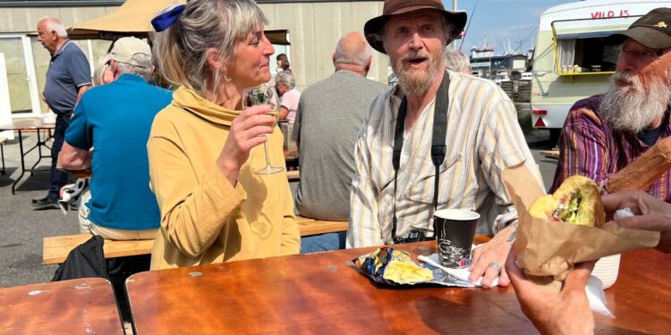 Keramiker Vibe Falkenberg i festligt selskab med Henrik Woodpek ved Marina Cantina. Foto: Niels Skipper.