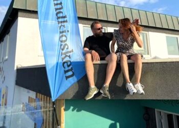 Heidi Vendelbo og Rasmus Zielkes forventninger var med deres egne ord før Naturmødet 2024 oppe under loftet, men det forretningsdrivende par endte altså af ren begejstring helt oppe på taget over Strandkiosken. Foto: Privat.