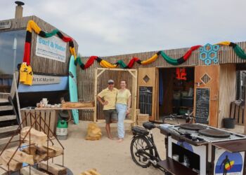 Mads Halle Bruun og Sarah Munch har under Naturmødet 2024 lavet Artic Lounge hos Surf og Natur ved Husmoderstranden. Foto: Henrik Risager/Mediehuset Hirtshals.