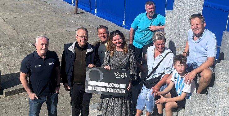 På billedet ses Betina D. Jensen fra Nordea sammen med dele af bestyrelsen i Hirtshals Musikforening.