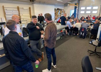Tom “Dooley” Anderson i snak med gæsterne ved fredagens reception hos Nordjysk Skilte & Solfilm. Foto: Niels Skipper.