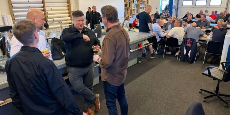 Tom “Dooley” Anderson i snak med gæsterne ved fredagens reception hos Nordjysk Skilte & Solfilm. Foto: Niels Skipper.
