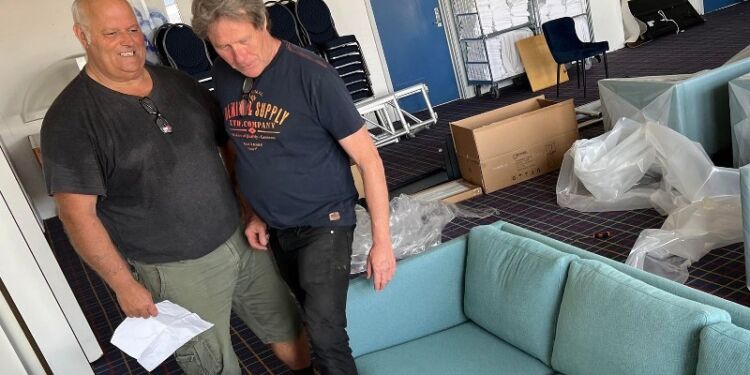 Hans og Per Kro ved de klimavenlig sofaer i salen på Hotel Hirtshals. Foto: Niels Skipper.