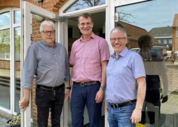 Fra venstre er det Jens Kjær, formand for Vendsyssel Bo&STU (og tidl. forstander for Tolne Efterskole), Peter Bruhns og Poul Erik Clausen, generalsekretær for Jysk Børneforsorg/Fredehjem. De står foran cafeen på Pakhustorvet 4 i Sindal. Foto: BO&STU.