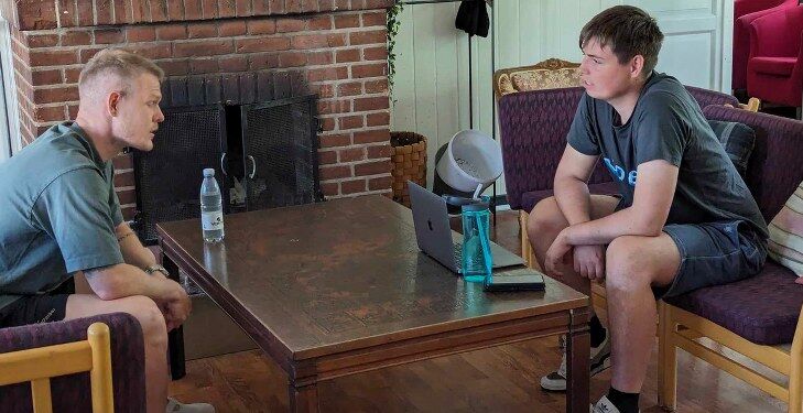 Philip og Malte under interviewet på Vrå Højskole, hvor de begge bor i øjeblikket. Foto: Klaus Nielsen.