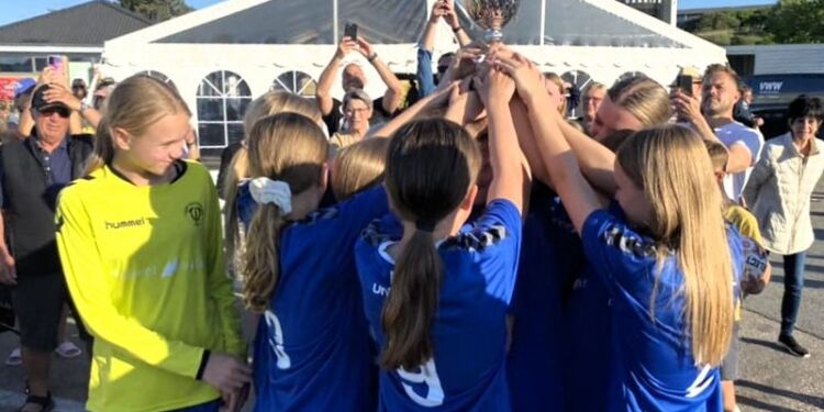 Sejrsglade puger fra Tornby IF Fodbold. Foto: HB.