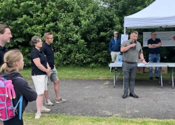 Søren Homann holdt talen ved åbningen af banen til Disc Golf i Tårs. Foto: Else Strauss Harpsø.
