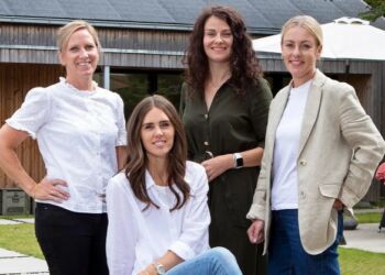 Fra venstre: Anne Bangsø - Ferierådgiver, Rikke Schlie - Kommunikation og marketing, Aleksandra Kondziołka - Rengøring samt Vivi Schlie - Indehaver af V∙Kysten.