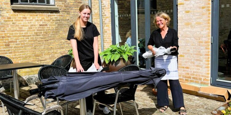 Der er også mulighed for at nyde Herremandens Frokost udenfor Café Vognporten på Fars Dag. Her gøres parasollerne klar til at skygge for solen. Foto: Niels Skipper.