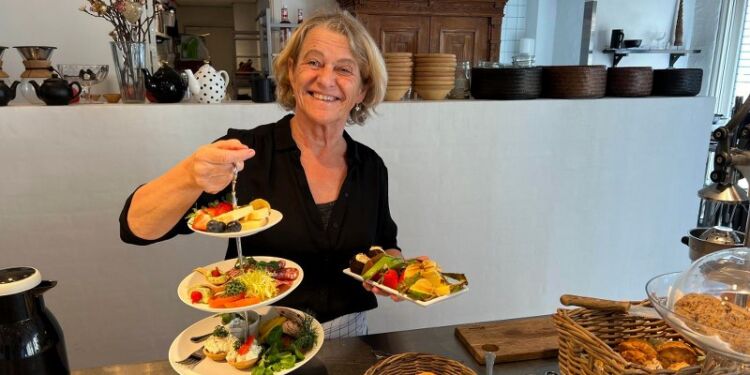 Lisbet Hansen med lækker brunch i Café Vognporten ved Børglum Kloster. Foto (arkiv): Niels Skipper.