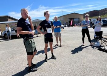 Vinder af XTREM Hirtshals Morten Lindberg ses her mellem Lars Hansen fra The Sky is Blue, tidtager Karl Emil Risager og Mette Skovsager fra Hirtshals Turisme. Foto: Niels Skipper.
