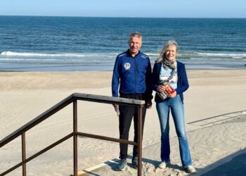 Turistchef Laila Zielke og Lars Hansen fra The Sky is Blue på Husmoderstranden. Foto: Arkiv.