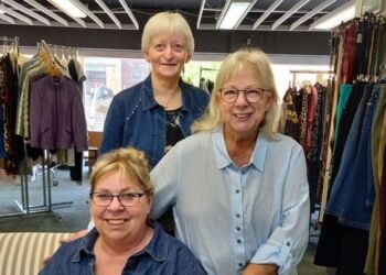 Jette Borrisholt (bagest i billedet) har været frivillig i Blå Kors Genbrug i Hjørring i 30 år. Her ses hun sammen med Conny Hansen og Bodil Jacobsen, som sammen udgør ledergruppen i butikken. Privatfoto