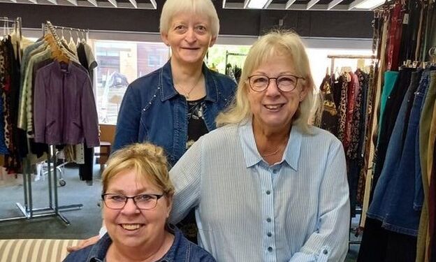 Jette Borrisholt (bagest i billedet) har været frivillig i Blå Kors Genbrug i Hjørring i 30 år. Her ses hun sammen med Conny Hansen og Bodil Jacobsen, som sammen udgør ledergruppen i butikken. Privatfoto