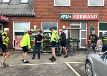 Min Købmand i Lendum Dennis Bøgedal Bak var klar med kage og vand. Foto: Palle W. Nielsen