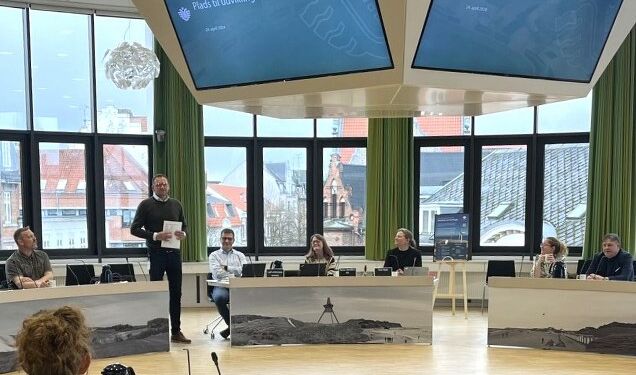 Michael Vendelbo Pedersen byder velkommen til dagens deltagere i byrådssalen. Foto: Erhverv Hjørring