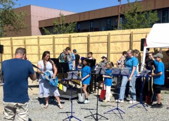 Formand for Hjørring Kommunes udvalg også for musik, drama og billedkunst, Børne-, Fritids- og Undervisningsudvalgets Gry Bruun Nielsen, gi'r et nummer på spaden! Foto. Palle W. Nielsen