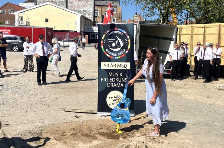 Musisk skole-start: Gry viste vejen med flot spil på spaden 3 foerste spadestik gry med spaden 740x488 1