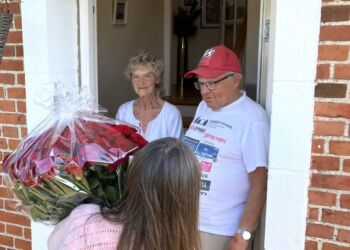 Krumme spenderede 60 røde roser fra Mimosa til Alice. Foto: Palle W. Nielsen
