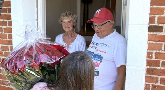 Krumme spenderede 60 røde roser fra Mimosa til Alice. Foto: Palle W. Nielsen