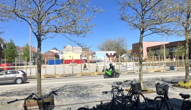 Om cirka et år spiller musikken i Hjørring Kommunes nye  Musiske Skole, der nu bygges mellem Vendsyssel Teater og banegården. Foto: Palle W. Nielsen