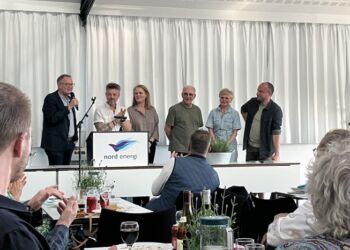 Hjørring Revyen 2024 på scenen hos Nord Energi er fra venstre kapeldirektør Henrik "Baloo" Andersen, Kasper Le Fevre, Christiane G. Koch, Preben Kristensen, 
Trine Gadeberg, og Rasmus Søndergaard. Foto: Palle W. Nielsen