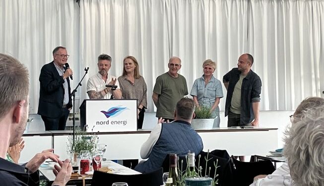 Hjørring Revyen 2024 på scenen hos Nord Energi er fra venstre kapeldirektør Henrik "Baloo" Andersen, Kasper Le Fevre, Christiane G. Koch, Preben Kristensen,
Trine Gadeberg, og Rasmus Søndergaard. Foto: Palle W. Nielsen