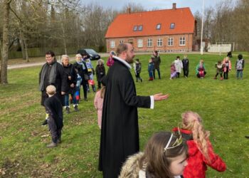 Sognepræst Johan Hermann Rump indleder i kirken og afrunder på plænen. Arkivfoto: Palle W. Nielsen