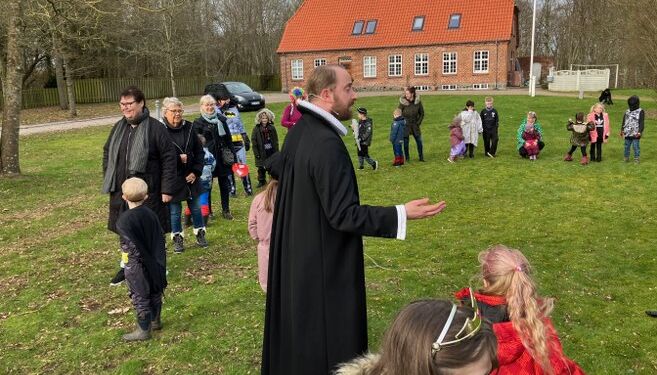 Sognepræst Johan Hermann Rump indleder i kirken og afrunder på plænen. Arkivfoto: Palle W. Nielsen