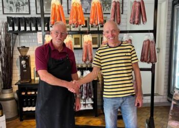 Jan Brandhøj fra Vendia Ost laver Tapas med lækkerier fra slagtermester Carsten Dyrby. Privatfoto