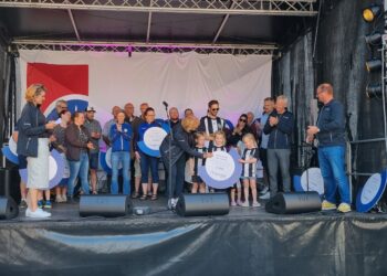 Her overrækkes værdibeviset på 10.000 kroner fra Spar Nord Fonden til AIK Frem