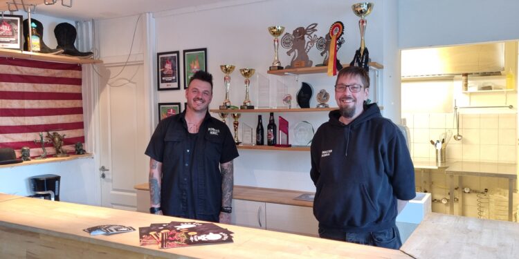På billedet ses de to indehavere af Bad Boy Butchers BBQ. til venstre Mikkel Dahlberg Toft Lunde. Til højre Rasmus Hald.