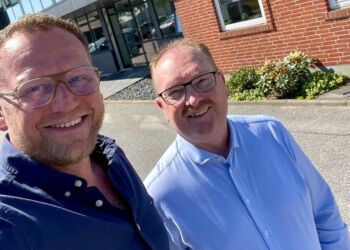 Michael Vendelbo Pedersen og Carsten Andersen foran domicilet for 3F i Hjørring. Foto: Privat.