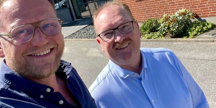 Michael Vendelbo Pedersen og Carsten Andersen foran domicilet for 3F i Hjørring. Foto: Privat.