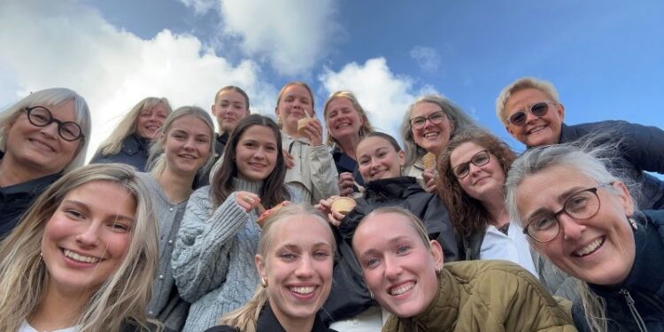 Fjorten friske kvinder klar i Blondehuset.