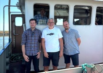 Kristoffer Storm (tv) og Kristian Bøgsted (th) sammen med formand for Hanstholm Fiskeriforening Jan Hansen. Foto: Fiskeri Tidende.