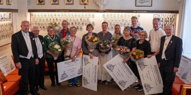Donationsmodtagere flankeret af broder Jens Christian Carstens, broder overmester
Torsten Rene Olesen og broder storrepræsentant Frode Bang.