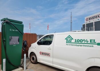 Bygma Bindslev har i samarbejde med Clever opsat ladestandere udenfor butikken. Så kunderne kan lade bilen op, mens de handler, og medarbejderne kan få strøm på bilen i løbet af arbejdsdagen. Foto: Bygma.