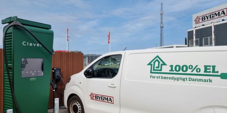 Bygma Bindslev har i samarbejde med Clever opsat ladestandere udenfor butikken. Så kunderne kan lade bilen op, mens de handler, og medarbejderne kan få strøm på bilen i løbet af arbejdsdagen. Foto: Bygma.