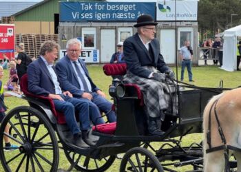 Agri Nords formand Carl Chr. Pedersen (tv) ses her i karet med borgmester Søren Smalbro (V) under Hjørring Dyrskue. Foto: Niels Skipper.