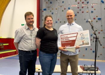 Emil Krogh ses her til højre med PiSiu-prisen 2024. Foto: Grønlands Politi.