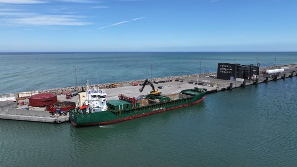 Farmita losser jernbaneskærver ved Containerkajen.