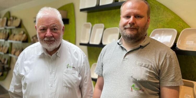 Fra venstre CEO Søren Andreassen, Greenway sammen med Michael Jensen, som er ansat i et fleksjob på 18 timer ugentligt.
