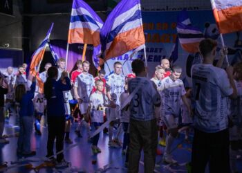 Det er en totaloplevelse af sport, lys og lyd at overvære futsalkampene i Hjørring. Foto: HFK.
