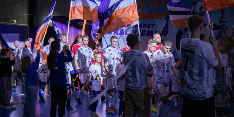 Det er en totaloplevelse af sport, lys og lyd at overvære futsalkampene i Hjørring. Foto: HFK.